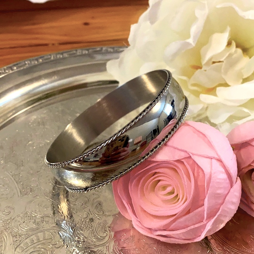 Xl silver bangle with braided detail